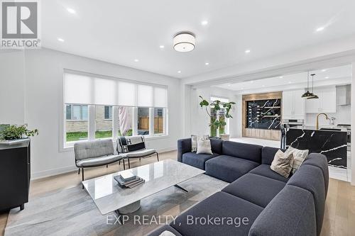 34 Concert Hill Way, East Gwillimbury, ON - Indoor Photo Showing Living Room