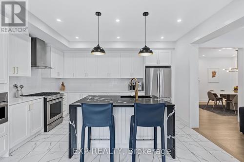 34 Concert Hill Way, East Gwillimbury, ON - Indoor Photo Showing Kitchen With Upgraded Kitchen