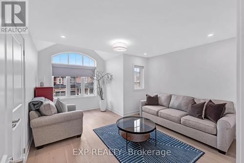 34 Concert Hill Way, East Gwillimbury, ON - Indoor Photo Showing Living Room