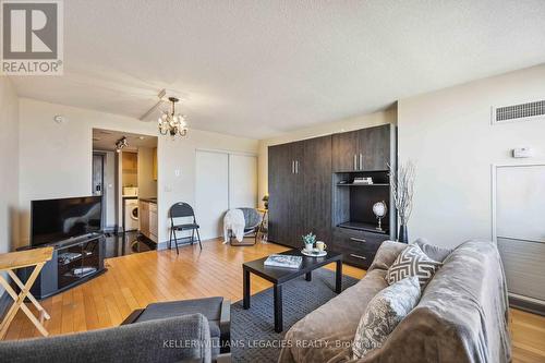 821 - 2737 Keele Street, Toronto, ON - Indoor Photo Showing Living Room