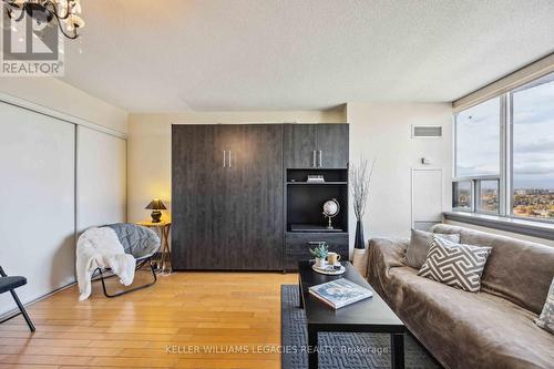 821 - 2737 Keele Street, Toronto, ON - Indoor Photo Showing Living Room