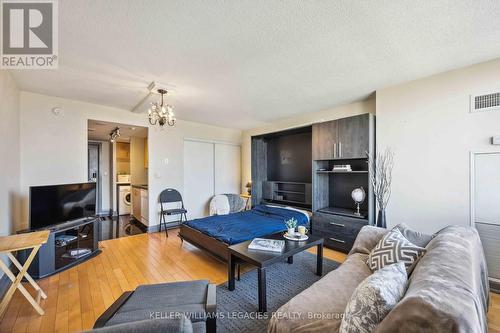 821 - 2737 Keele Street, Toronto, ON - Indoor Photo Showing Living Room