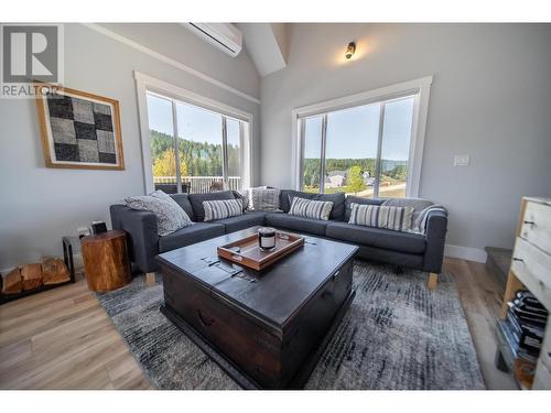 6324 Laurier Avenue Unit# 18, Wardner, BC - Indoor Photo Showing Living Room