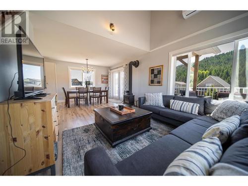 6324 Laurier Avenue Unit# 18, Wardner, BC - Indoor Photo Showing Living Room