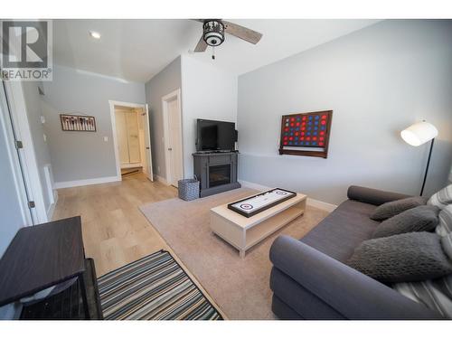 6324 Laurier Avenue Unit# 18, Wardner, BC - Indoor Photo Showing Living Room