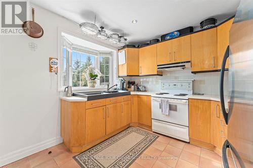 315 Forde Crescent, King, ON - Indoor Photo Showing Kitchen With Double Sink