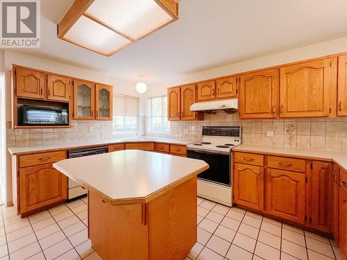 2492 Bendale Road, North Vancouver, BC - Indoor Photo Showing Kitchen With Double Sink