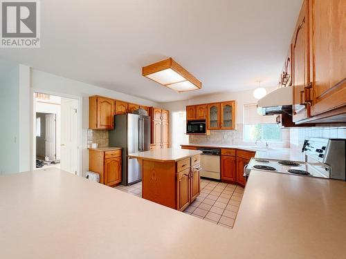 2492 Bendale Road, North Vancouver, BC - Indoor Photo Showing Kitchen With Double Sink