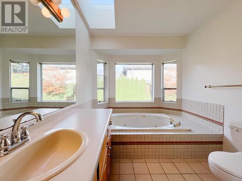 2492 Bendale Road, North Vancouver, BC - Indoor Photo Showing Bathroom