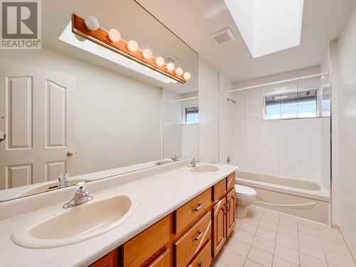 2492 Bendale Road, North Vancouver, BC - Indoor Photo Showing Bathroom