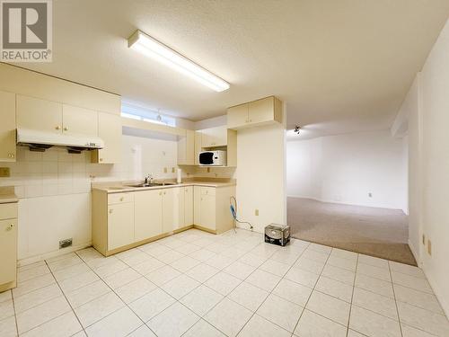 2492 Bendale Road, North Vancouver, BC - Indoor Photo Showing Kitchen With Double Sink