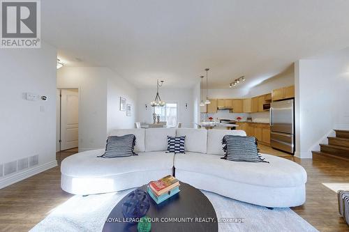 28 Benjamin Crescent, Orangeville, ON - Indoor Photo Showing Living Room