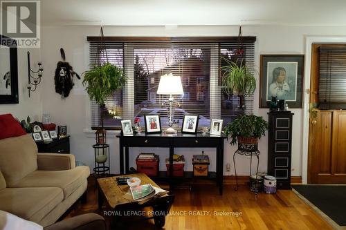 527 Front Street, Quinte West, ON - Indoor Photo Showing Living Room