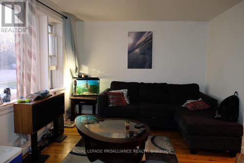 527 Front Street, Quinte West, ON - Indoor Photo Showing Living Room