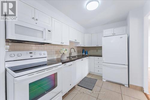 408 - 60 Inverlochy Boulevard, Markham, ON - Indoor Photo Showing Kitchen