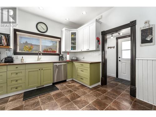 253 Royal Avenue, Kamloops, BC - Indoor Photo Showing Kitchen