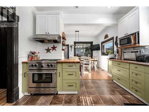 253 Royal Avenue, Kamloops, BC - Indoor Photo Showing Kitchen