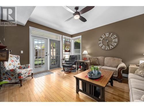 253 Royal Avenue, Kamloops, BC - Indoor Photo Showing Living Room