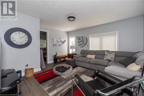 975 5Th Avenue A W, Owen Sound, ON - Indoor Photo Showing Living Room