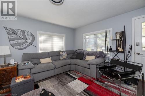 975 5Th Avenue A W, Owen Sound, ON - Indoor Photo Showing Living Room