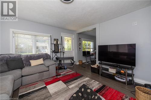 975 5Th Avenue A W, Owen Sound, ON - Indoor Photo Showing Living Room