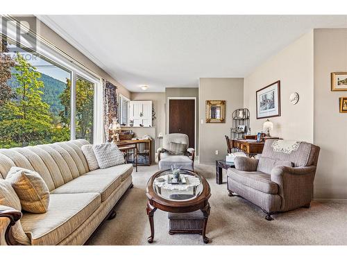 1405 Alder Street, Creston, BC - Indoor Photo Showing Living Room