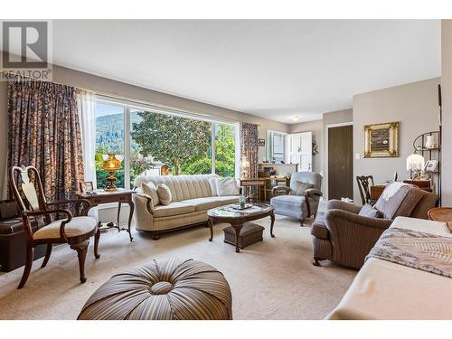 1405 Alder Street, Creston, BC - Indoor Photo Showing Living Room