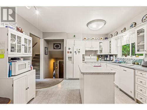 1405 Alder Street, Creston, BC - Indoor Photo Showing Kitchen