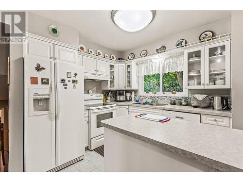 1405 Alder Street, Creston, BC - Indoor Photo Showing Kitchen With Double Sink