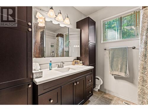 1405 Alder Street, Creston, BC - Indoor Photo Showing Bathroom