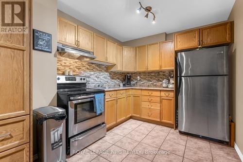 98 Memorial Avenue, Hamilton, ON - Indoor Photo Showing Kitchen