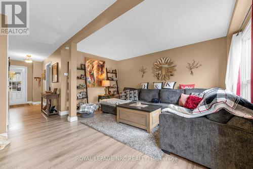 98 Memorial Avenue, Hamilton, ON - Indoor Photo Showing Living Room