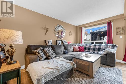 98 Memorial Avenue, Hamilton, ON - Indoor Photo Showing Living Room