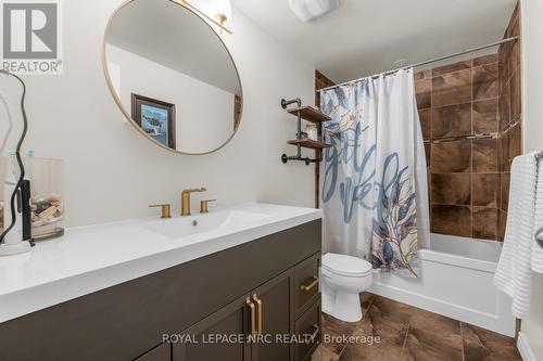 98 Memorial Avenue, Hamilton, ON - Indoor Photo Showing Bathroom