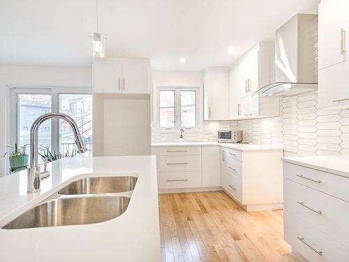 Kitchen - 326 Rue Hepworth, Montréal (Lasalle), QC - Indoor Photo Showing Kitchen With Double Sink With Upgraded Kitchen