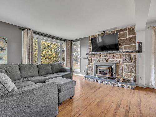 Salon - 500 Rue Des Plaines-Rouges, Québec (La Haute-Saint-Charles), QC - Indoor Photo Showing Living Room With Fireplace