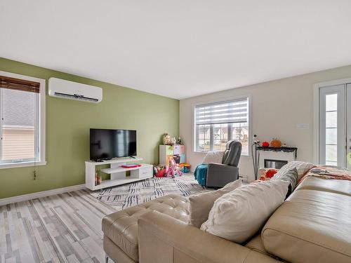 Salon - 40 Rue Du Mistral, Sainte-Catherine-De-La-Jacques-Cartier, QC - Indoor Photo Showing Living Room