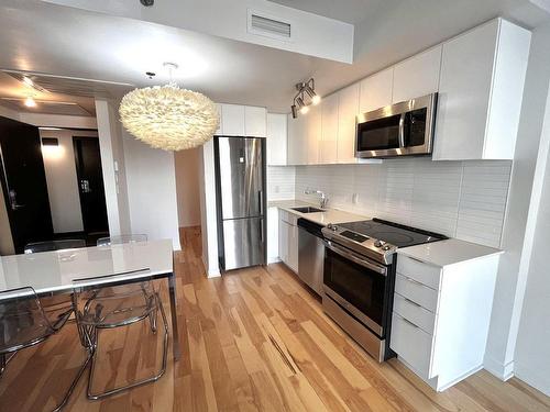 Living room - 603-1182 Rue Crescent, Montréal (Ville-Marie), QC - Indoor Photo Showing Kitchen With Upgraded Kitchen