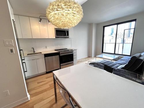 Living room - 603-1182 Rue Crescent, Montréal (Ville-Marie), QC - Indoor Photo Showing Kitchen