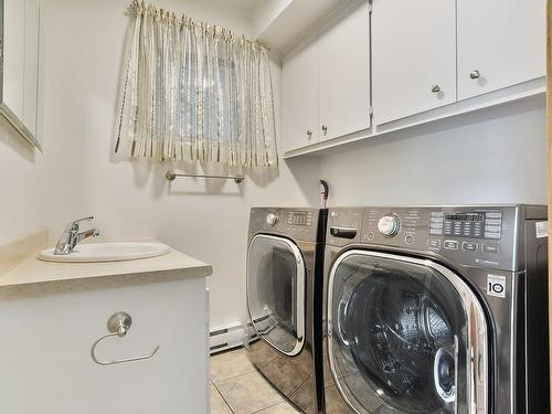 Salle d'eau - 210 Rue King-Edward, Longueuil (Le Vieux-Longueuil), QC - Indoor Photo Showing Laundry Room