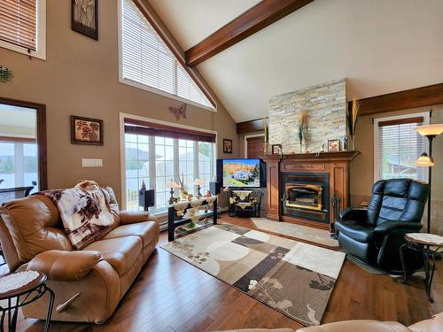 Salon - 600 Ch. Des Pionniers, Saint-Mathieu-Du-Parc, QC - Indoor Photo Showing Living Room With Fireplace