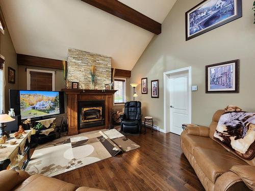 Salon - 600 Ch. Des Pionniers, Saint-Mathieu-Du-Parc, QC - Indoor Photo Showing Living Room With Fireplace