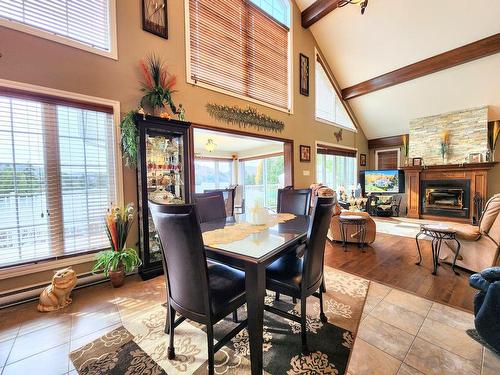 Salle Ã  manger - 600 Ch. Des Pionniers, Saint-Mathieu-Du-Parc, QC - Indoor Photo Showing Dining Room With Fireplace