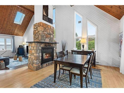 Dining room - 60 Ch. Du Vieux-Moulin, Notre-Dame-De-L'Île-Perrot, QC - Indoor With Fireplace