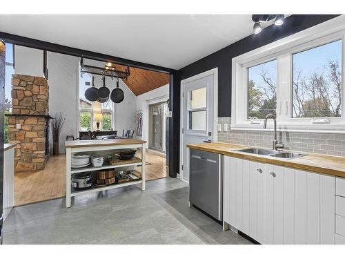 Kitchen - 60 Ch. Du Vieux-Moulin, Notre-Dame-De-L'Île-Perrot, QC - Indoor Photo Showing Kitchen With Double Sink