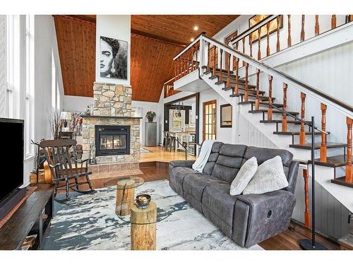 Living room - 60 Ch. Du Vieux-Moulin, Notre-Dame-De-L'Île-Perrot, QC - Indoor Photo Showing Living Room With Fireplace