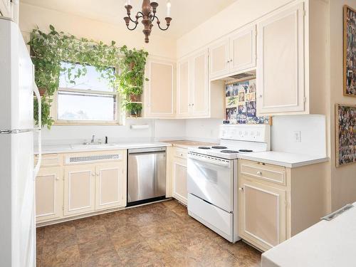 Kitchen - B27-3980 Ch. De La Côte-Des-Neiges, Montréal (Ville-Marie), QC - Indoor Photo Showing Kitchen