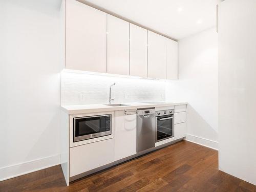 Living room - 1006-1188 Av. Union, Montréal (Ville-Marie), QC - Indoor Photo Showing Kitchen With Upgraded Kitchen