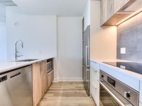 Kitchen - 815-505 Rue De L'Escale, Brossard, QC - Indoor Photo Showing Kitchen With Stainless Steel Kitchen With Upgraded Kitchen