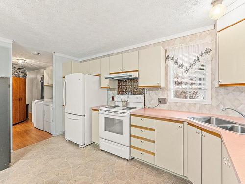 Cuisine - 109 Rue Mystic, Brigham, QC - Indoor Photo Showing Kitchen With Double Sink